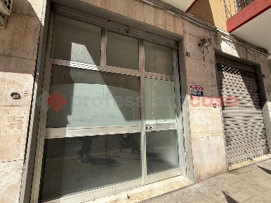 Foto Negozio in Via Madre Grazie 21, Taranto Tre Carrare di 40 m²