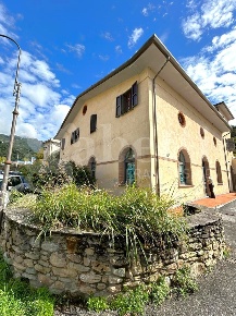 Foto Ufficio a Montignoso Capanne, Prato di 330 m² con 5 locali in vendita