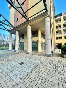 Foto Negozio in Via XXV Aprile 2, Senago di 127 m² con 2 locali in vendita
