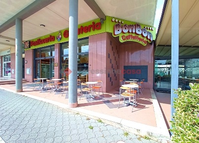 Foto Negozio in Via Pergolesi 1, Aprilia Semicentro di 350 m² con 4 locali