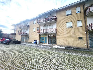 Foto Negozio in Via Borromi 56, Gubbio Centro di 100 m² con 1 locali