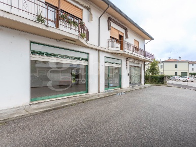 Foto Negozio in Via Claudia 116, Concordia Sagittaria Centro di 130 m²