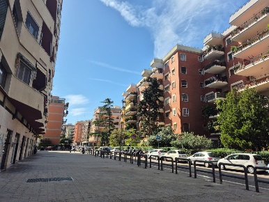 Foto Negozio in Mauro Amoruso, Bari Poggiofranco di 55 m² con 1 locali