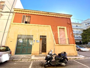 Foto Ufficio in Via ALESSANDRO VOLTA 27, Parabita Centro di 93 m²