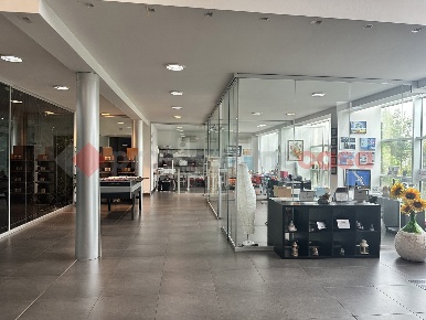 Foto Negozio a Livorno Interporto di 900 m² con 21 locali in affitto