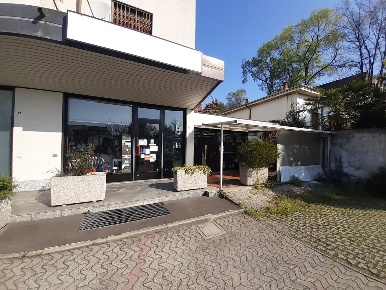Foto Negozio a Legnano di 110 m² con 2 locali in vendita