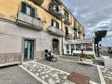 Foto Negozio in Umberto I, Pozzuoli Lungomare di 30 m² con 2 locali
