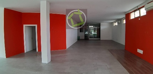 Foto Negozio a Cordenons Centro di 300 m² con 5 locali in vendita