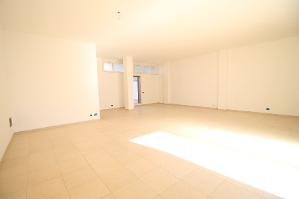 Foto Negozio in Via Tullio Durante 46, Manduria Centro di 100 m² in vendita