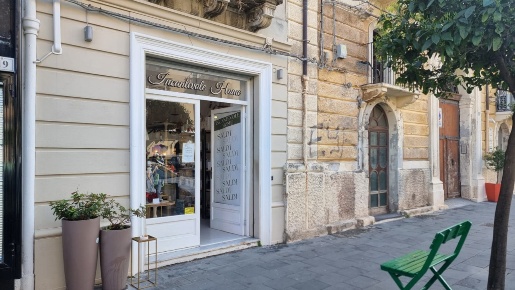 Foto Negozio in Via Domenico Piraino 21, Milazzo Centro di 100 m²