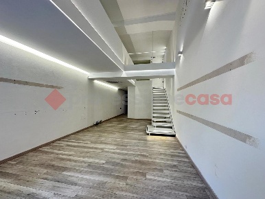 Foto Negozio in Via MADONNA DEL PRATO 112, Arezzo di 65 m² con 2 locali