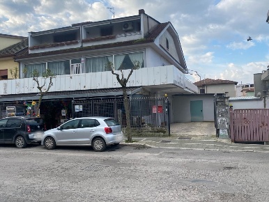 Foto Negozio in Via Galileo Galilei 79, Aprilia Centro di 180 m² in vendita