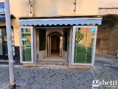 Foto Negozio in Via ROMA 00, Pomigliano d'Arco Centro di 30 m² con 1 locali