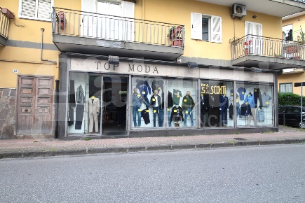 Foto Negozio in Via Benedetto Croce 17/19, Arzano di 57 m² con 2 locali