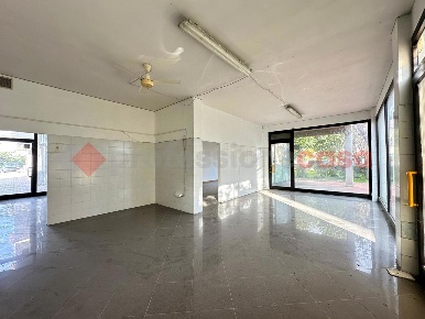 Foto Negozio in Giordano Bruno, Arezzo Pescaiola di 120 m² con 4 locali