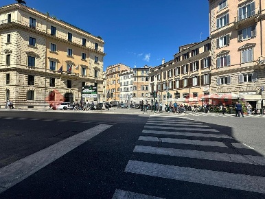 Foto Attività commerciale a Roma Via Giulia di 50 m² con 2 locali
