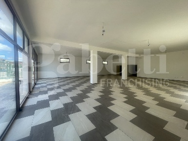 Foto Negozio in Via SALVO D'ACQUISTO 8, Oristano Centro di 421 m²