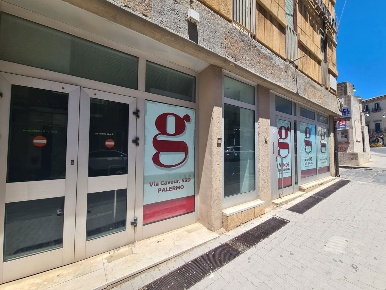 Foto Negozio in Via Roma 9, Caltagirone Centro di 256 m² con 4 locali