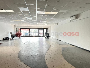 Foto Negozio in NEWTON, Arezzo Via Fiorentina di 394 m² con 3 locali