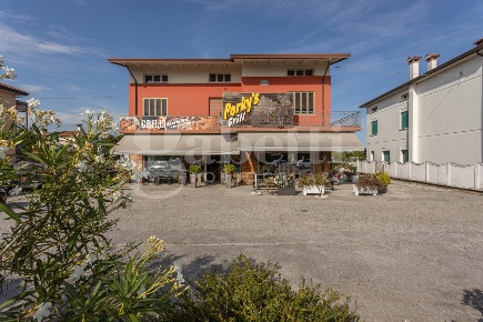 Foto Negozio in Viale Pordenone 58, Portogruaro Centro di 565 m² in vendita