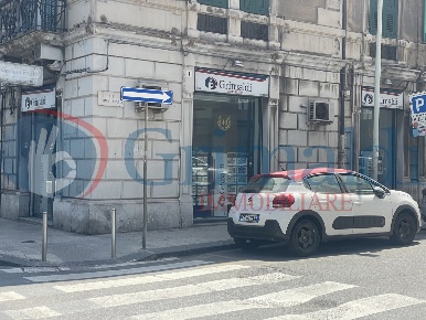 Foto Negozio in Via Garibaldi 235, Messina Centro Storico di 120 m²