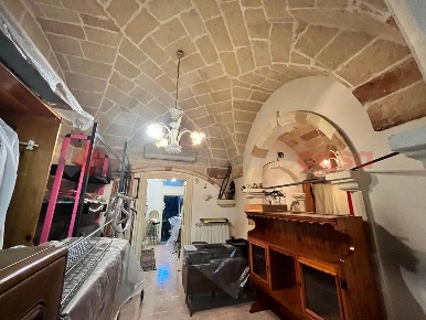 Foto Negozio in Via Roma 114, Sava di 160 m² con 7 locali in vendita