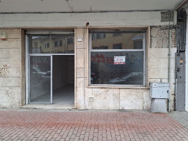 Foto Negozio in Via D'Annunzio 73, Cassino Centro di 67 m² con 1 locali