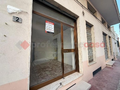 Foto Negozio in Via Madonna della Nova 2, Manduria Centro di 40 m²