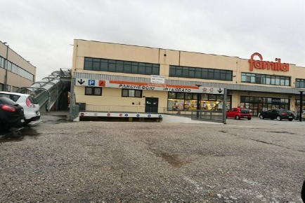 Foto Locale commerciale a Due Carrare Terradura di 265 m² con 2 locali