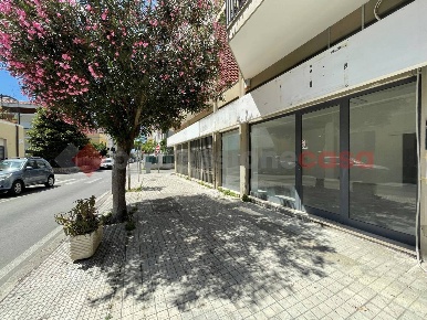 Foto Negozio in Via SAN ROCCO 40, Terracina Centro di 45 m² con 2 locali