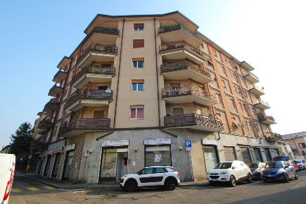 Foto Negozio in Via Galvani 2, Legnano Legnarello di 100 m² con 4 locali