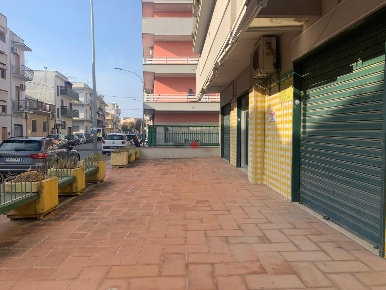 Foto Negozio in Via Collodi 28, Grottaglie di 260 m² con 1 locali
