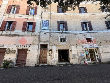 Foto Negozio in Piazza GARIBALDI 4, Terracina Centro di 53 m² con 2 locali