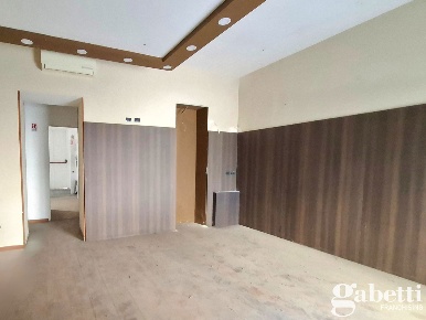 Foto Negozio in Corso VITTORIO EMANUELE 00, Pomigliano d'Arco Centro