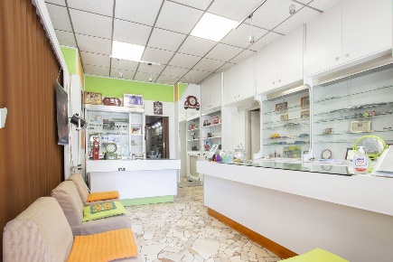Foto Negozio in Via PEDRETTI 2, Cusano Milanino di 100 m² con 3 locali