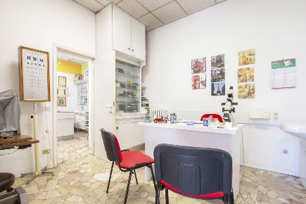 Foto Negozio in Via PEDRETTI 2, Cusano Milanino di 100 m² con 3 locali