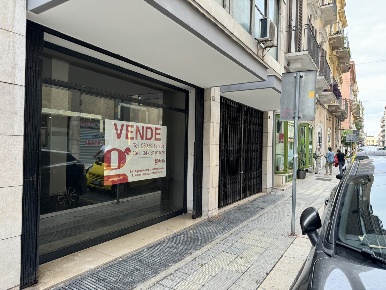 Foto Negozio in Via Andrea da Bari 101, Bari Murat di 90 m² con 1 locali