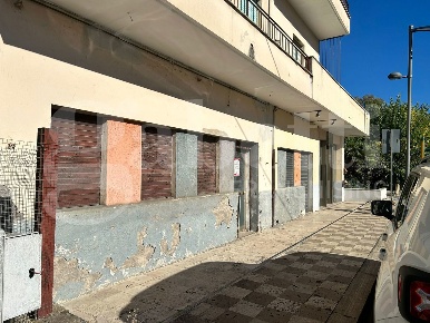 Foto Negozio in Via Le Pastine 45, Sermoneta Carrara Pontenuovo di 30 m²