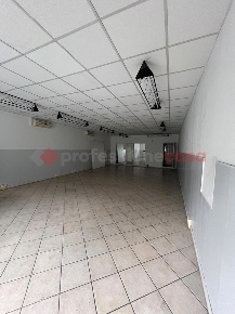 Foto Negozio in Piero della Francesca, Arezzo di 90 m² con 1 locali