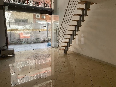 Foto Negozio in della Repubblica, Calvizzano di 35 m² con 1 locali