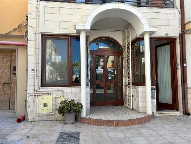 Foto Negozio in Via UMBERTO I 103, Pulsano Centro di 126 m² con 1 locali