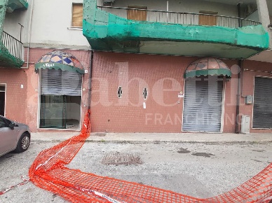 Foto Negozio a Siracusa Grottasanta - Tunisi di 58 m² con 3 locali