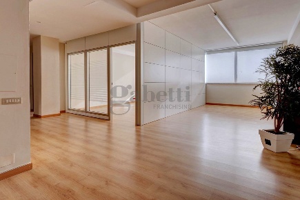 Foto Ufficio a Vignola Centro di 158 m² con 5 locali in vendita