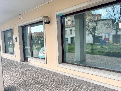 Foto Negozio a Ronchi dei Legionari Centro di 130 m² con 2 locali