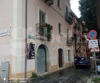 Foto Negozio in Piazza Santamaria 1, Benevento Centro Storico di 88 m²