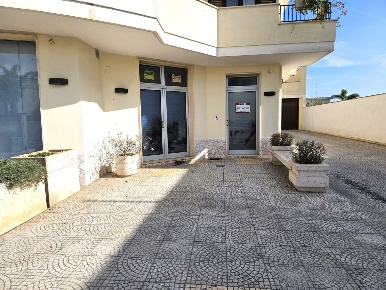 Foto Negozio in Via Filippo Turati snc, Copertino di 70 m² con 2 locali
