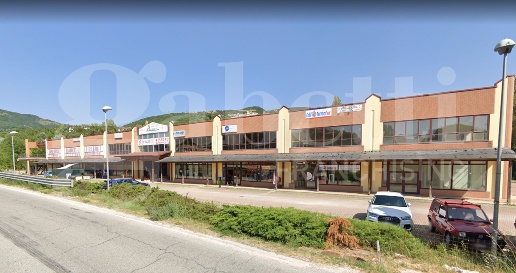 Foto Negozio in Via Flaminia 54, Fossato di Vico di 78 m² con 3 locali