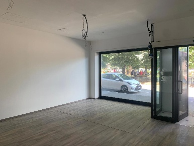 Foto Negozio in Largo TORINO 10, Beinasco Centro di 55 m² con 2 locali