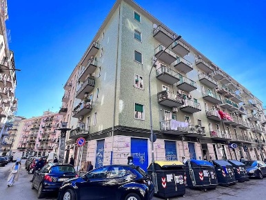Foto Negozio in Via E. Perrone 25/27/27a, Foggia Immacolata di 100 m²