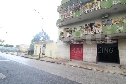 Foto Negozio in Via Vittorio Emanuele III 195, Arzano di 126 m² in affitto